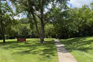 907 Houston Ave, Elgin, IL 60120 - Photo 14