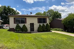 907 Houston Ave, Elgin, IL 60120 - Photo 2