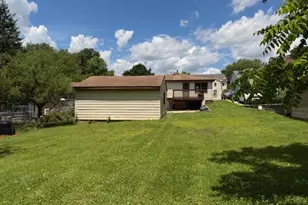 907 Houston Ave, Elgin, IL 60120 - Photo 10
