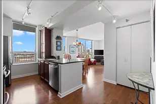 330 W Grand Ave, Chicago, IL 60654 - Photo 2