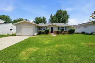 256 Walnut Dr, Saint Charles, IL 60174 - Photo 1