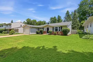 256 Walnut Dr, Saint Charles, IL 60174 - Photo 2