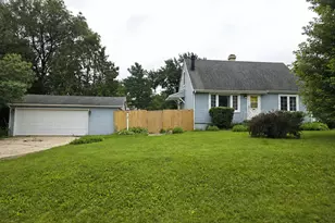 23W563 Woodworth Pl, Roselle, IL 60172 - Photo 2