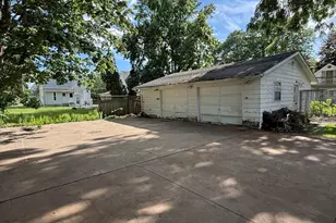916 Pleasant St, Dekalb, IL 60115 - Photo 2