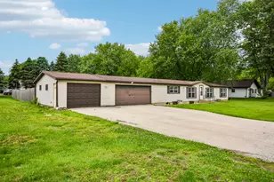 197 E Cermak Rd, Braidwood, IL 60408 - Photo 2