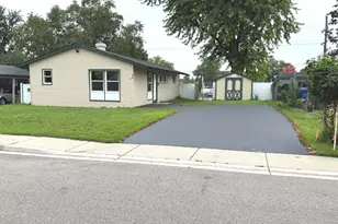 213 Butte Ln, Carpentersville, IL 60110 - Photo 2