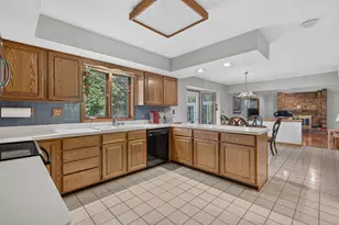 570 N Ellsworth Ave, Addison, IL 60101 - Photo 8
