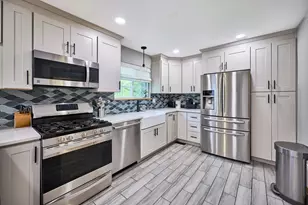 1140 Sandhurst Ln, Carol Stream, IL 60188 - Photo 10