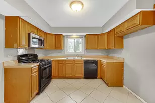593 Iroquois Trail, Carol Stream, IL 60188 - Photo 6