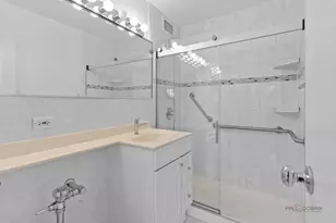 247 E Chestnut St, Chicago, IL 60611 - Photo 6