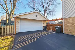 5831 W 109th St, Chicago Ridge, IL 60415 - Photo 4