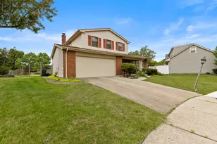 762 Oakwood Dr, Westmont, IL 60559 - Photo 2