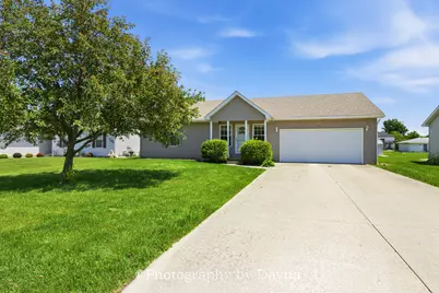 475 S Elm Avenue, Saint Anne, IL 60964 - Photo 1