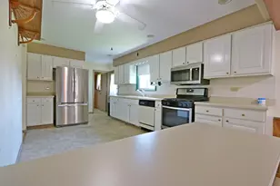 8808 S Pleasant Ave, Hickory Hills, IL 60457 - Photo 8
