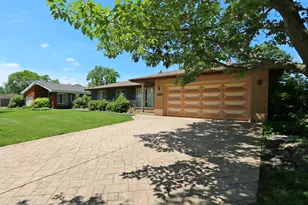 8808 S Pleasant Ave, Hickory Hills, IL 60457 - Photo 2