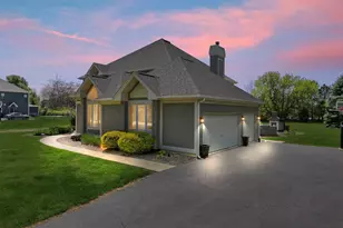 6N274 W Ridgewood Ln, Saint Charles, IL 60175 - Photo 2