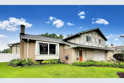 801 E Golfview Drive, Mount Prospect, IL 60056 - Photo 2