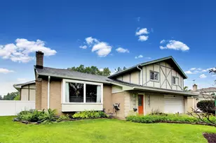 801 E Golfview Dr, Mount Prospect, IL 60056 - Photo 2