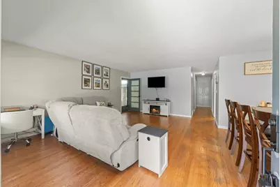 1020 S Gables Boulevard, Wheaton, IL 60189 - Photo 2
