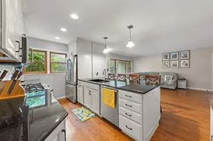 1020 S Gables Blvd, Wheaton, IL 60189 - Photo 8