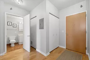 330 W Grand Ave, Chicago, IL 60654 - Photo 18