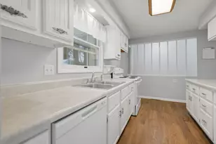 109 N 3rd St, Colona, IL 61241 - Photo 8