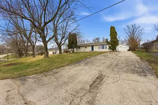 4720 Lincliff Dr, Rockford, IL 61109 - Photo 2