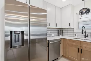 8541 S Givins Ct, Chicago, IL 60620 - Photo 8