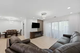 1251 Williamsburg Dr, Schaumburg, IL 60193 - Photo 2