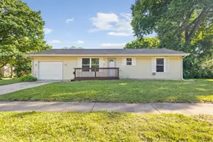 712 Cherry St, Rockford, IL 61101 - Photo 1