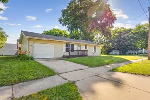712 Cherry St, Rockford, IL 61101 - Photo 2