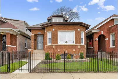 8132 S Paxton Avenue, Chicago, IL 60617 - Photo 1