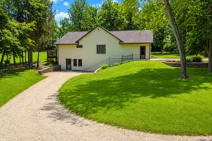 2579 W Fairgrounds Rd, Freeport, IL 61032 - Photo 2