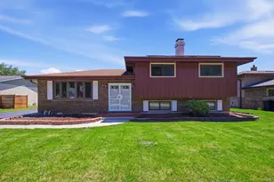 191 Montclare Ln, Wood Dale, IL 60191 - Photo 1
