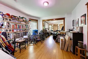 2102 W Belle Plaine Ave, Chicago, IL 60618 - Photo 8