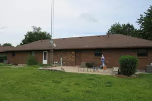 301-303 Carriage Dr, Morris, IL 60450 - Photo 6