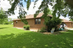 301-303 Carriage Dr, Morris, IL 60450 - Photo 2