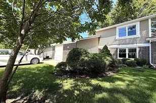235 Hedgerow Dr, Bloomingdale, IL 60108 - Photo 2