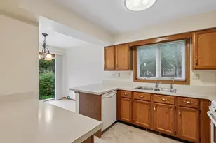 2109 N Charter Point Dr, Arlington Heights, IL 60004 - Photo 10