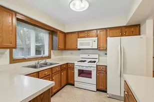 2109 N Charter Point Dr, Arlington Heights, IL 60004 - Photo 8