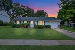 527 Sherwood Dr, Streamwood, IL 60107 - Photo 2