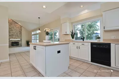 1096 Chesapeake Boulevard, Grayslake, IL 60030 - Photo 10