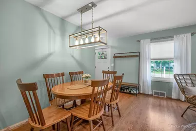 157 S Rosedale Avenue, Aurora, IL 60506 - Photo 6