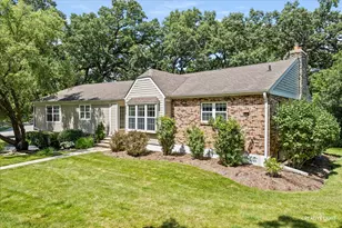 2202 Country Knoll Ln, Elgin, IL 60123 - Photo 2