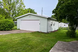 11 E Woodlawn St, Danville, IL 61832 - Photo 10