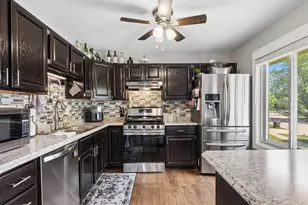 930 Camelot Dr, Crystal Lake, IL 60014 - Photo 8