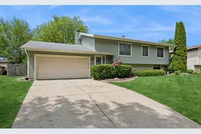 930 Camelot Drive, Crystal Lake, IL 60014 - Photo 2