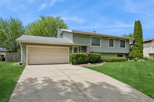 930 Camelot Dr, Crystal Lake, IL 60014 - Photo 2