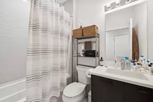 1045 W Cornelia Ave, Chicago, IL 60657 - Photo 12