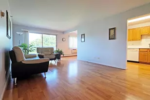 1 Villa Verde Dr, Buffalo Grove, IL 60089 - Photo 2